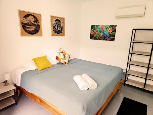 Un dormitorio con una cama con dos toallas encima. en Casa CIELO, en Santa Teresa Beach