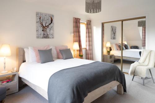 Giường trong phòng chung tại Oak Cottage - Seasgair Lodges