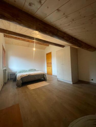 um quarto grande com uma cama no meio em Appartement Chalet Petzu - 6 Pers - Parking - Ski au pied em Levassaix