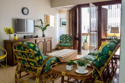 a living room with a couch and chairs and a table at Belo apto c/ suíte 5 min da praia do Forte BFC301 in Cabo Frio