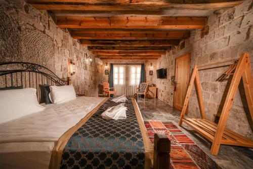 um quarto com uma cama grande num quarto em Caverna Hotel Premium Caves em Goreme