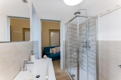 y baño con ducha y lavamanos. en Le fantasie di Tizi, en Alpignano