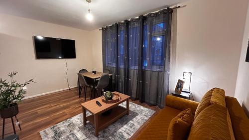 a living room with a couch and a table at Cozy 2 Bedroom Apartment close to Town Centre in Woking
