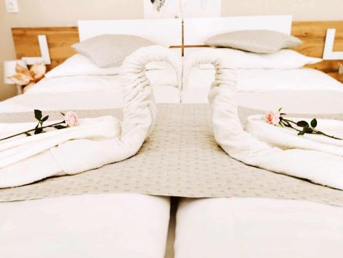 Ένα ή περισσότερα κρεβάτια σε δωμάτιο στο Lavender Vendégház Kicsi falu nagy szívvel varázslatos légkörrel