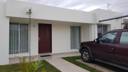 a car parked in front of a house at Habitación dentro de una casa en un condominio tipo Resort in Santa Cruz de la Sierra