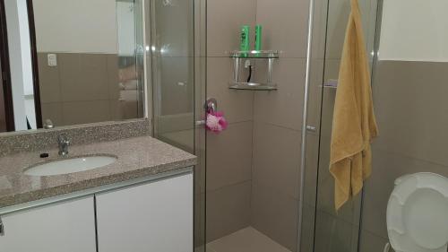 y baño con ducha, lavabo y espejo. en Habitación dentro de una casa en un condominio tipo Resort en Santa Cruz de la Sierra