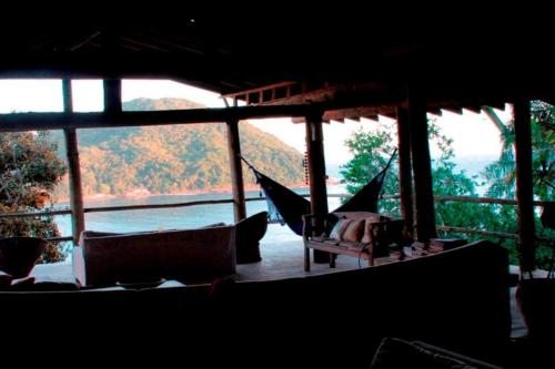 Habitación con hamaca y vistas al agua en 5 suítes-Cond. fechado- Vista para a Barra do Sahy, en São Sebastião