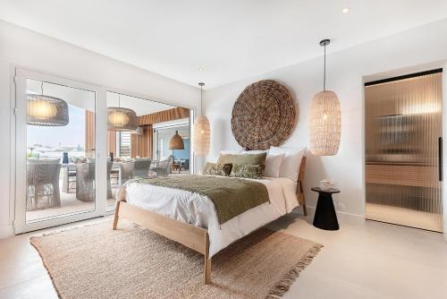 1 dormitorio con 1 cama y sala de estar en VILLA KARAMISO - Piscine à débordement & Vue sur mer - Accès Plage en Saint-François