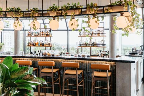 Lounge atau bar di Wasserturm Hotel Cologne, Curio Collection by Hilton