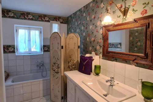 A bathroom at Einzigartiger Vierkanthof