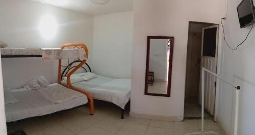 um quarto com 2 beliches e um espelho em Villa del sol em San Rafael