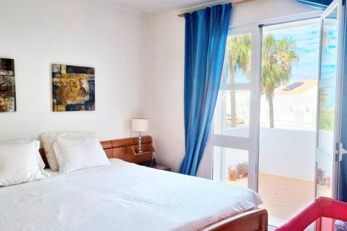 Ένα ή περισσότερα κρεβάτια σε δωμάτιο στο Praia da Galé, 250m da Praia e Piscina