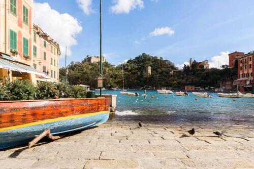a boat sitting on the side of a body of water at Portofino Dream Flexyrent in Portofino