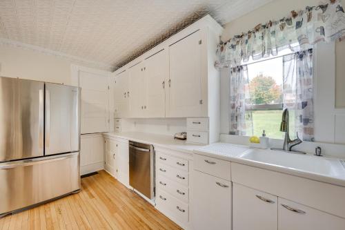 cocina con armarios blancos, fregadero y ventana en Inviting and Spacious Vacation Rental in Pittsburg!, en Pittsburg