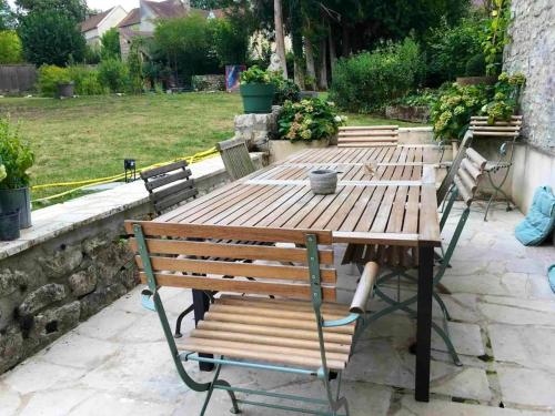 Ein Garten an der Unterkunft Maison spacieuse près de Vienne-en-Arthies avec jardin