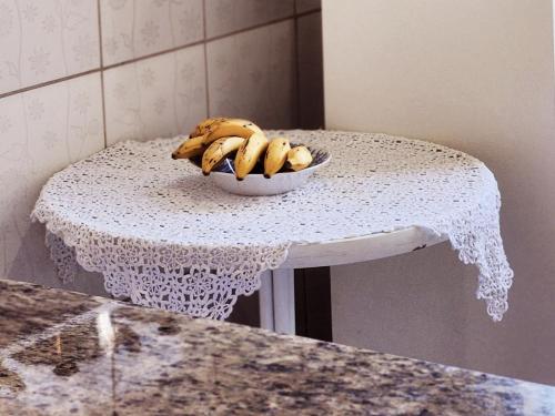a bowl of bananas sitting on a table at PousaDinháChica Hospedagem perto de Tiradentes Minas Gerais in São João del Rei