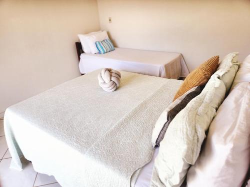 two beds in a room with at PousaDinháChica Hospedagem perto de Tiradentes Minas Gerais in São João del Rei