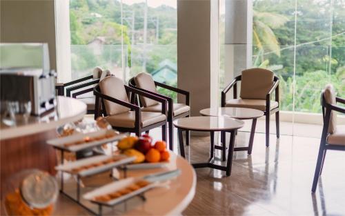 ボラカイにあるCanyon Hotels & Resorts Boracayの椅子とテーブル(食料品のトレイ付)