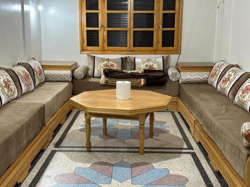 - un salon avec deux canapés et une table dans l'établissement riad oujda, à Oujda