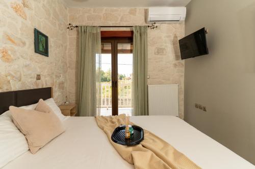 Postel nebo postele na pokoji v ubytování Idothea Stone Villa
