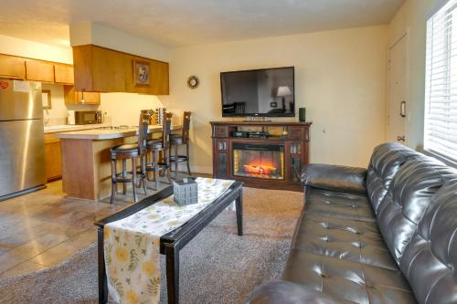 Kuchyň nebo kuchyňský kout v ubytování Central Condo with Pool Access in Lake Havasu City
