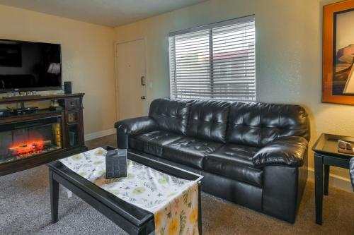 Posezení v ubytování Central Condo with Pool Access in Lake Havasu City