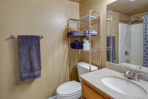 Koupelna v ubytování Central Condo with Pool Access in Lake Havasu City