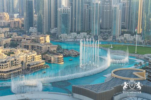 einen Luftblick auf eine Stadt mit Springbrunnen in der Unterkunft Westminster Dubai Mall in Dubai