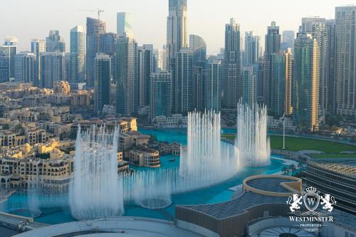 Blick auf eine Stadt mit Wasserfontänen in der Unterkunft Westminster Dubai Mall in Dubai