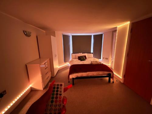 sypialnia z łóżkiem i deską do gry w obiekcie Serviced apartment in Kensington London Victoria w Londynie