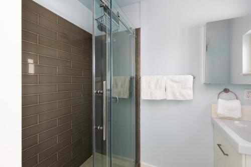 W łazience znajduje się szklana kabina prysznicowa i umywalka. w obiekcie Sunny Studio near Culver City w Los Angeles