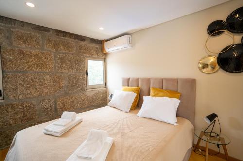 a bedroom with a bed with white towels on it at Casa Douro River 