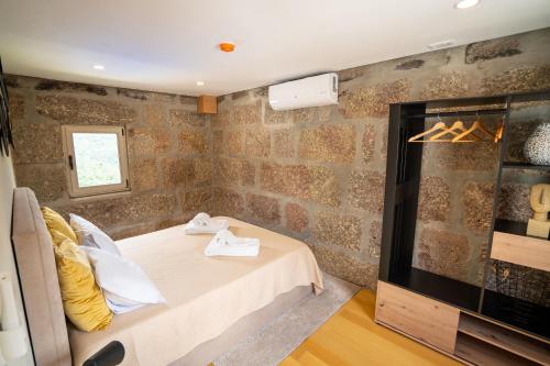 um quarto com uma cama e uma lareira em Casa Douro River 