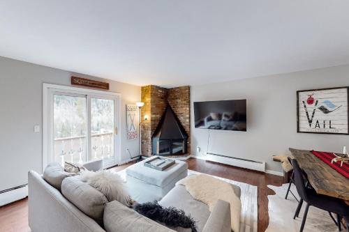 Una sala de estar con un sofá y una chimenea. en Vail East Unit 7, en Vail