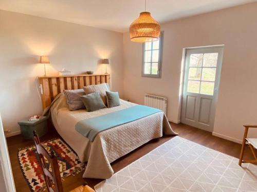 une chambre avec un grand lit et une fenêtre dans l'établissement Charme et confort à la campagne !, à Mauvezin-dʼArmagnac