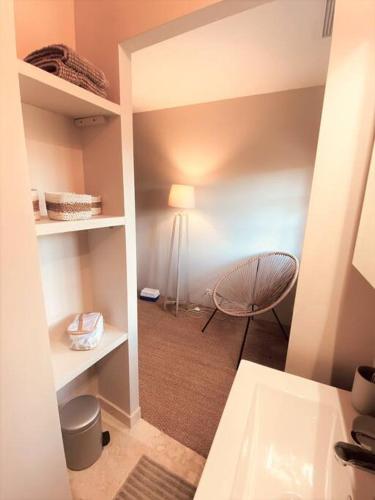 Cette chambre comprend une table et une chaise. dans l'établissement Charme et confort à la campagne !, à Mauvezin-dʼArmagnac