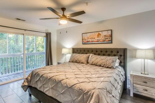 um quarto com uma cama e uma ventoinha de tecto em Pet-Friendly North Carolina Condo with Pool Access! em Southport