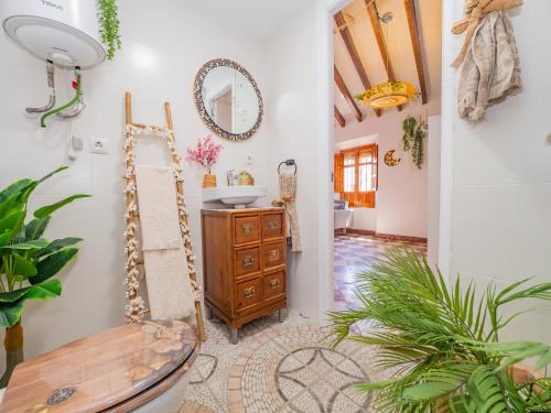 een badkamer met een toilet, een wastafel en een spiegel bij Cubo's Estudio Doble Casabermeja Noches de Luna in Casabermeja