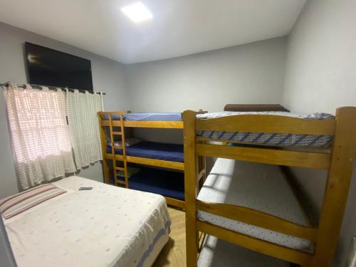 a bedroom with two bunk beds in a room at casa_litoral_mongagua_2022 in Mongaguá