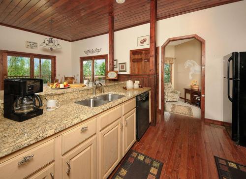 een keuken met een wastafel en een aanrecht bij Beautiful Mountain Views and Privacy. Minutes to downtown Gatlinburg and National Park in Gatlinburg