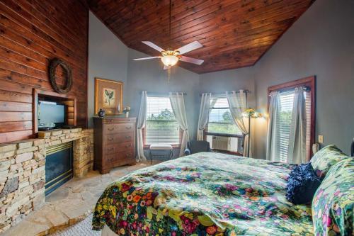 een slaapkamer met een groot bed en een open haard bij Beautiful Mountain Views and Privacy. Minutes to downtown Gatlinburg and National Park in Gatlinburg