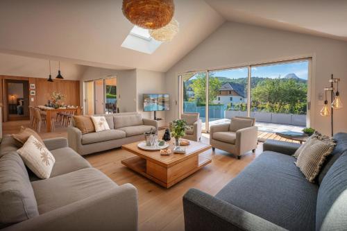 un salon avec deux canapés et une table dans l'établissement Villa Trois Lauriers - OVO Network, à Écharvine