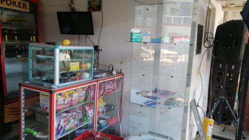 um quarto com uma loja de brinquedos com uma caixa de vidro em Villa del sol em San Rafael