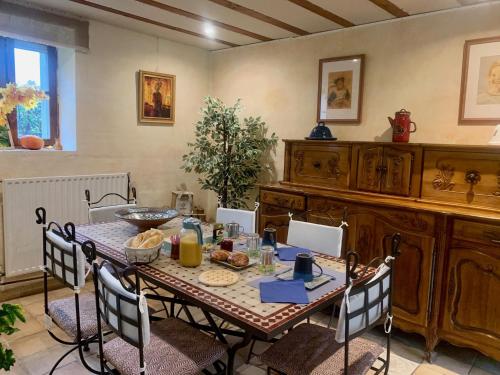 een eetkamer met een tafel met eten erop bij Vercors en Vert , chambres d'hôtes de charme in Saint-Romans