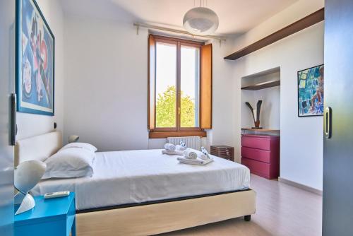 una camera con un grande letto e una finestra di Arc of Peace - Exclusive Apartment a Milano