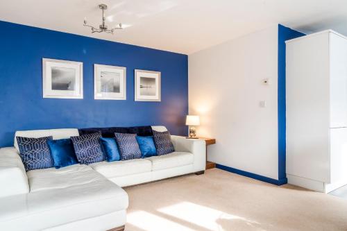 Prostor za sedenje u objektu 4 guests 2 bedroom flat monthly stay offer by Comfy Nest