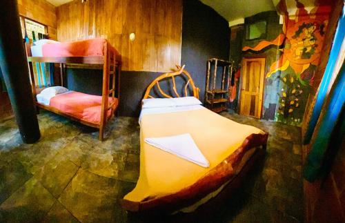 Uma ou mais camas em beliche em um quarto em River Spot Lodge