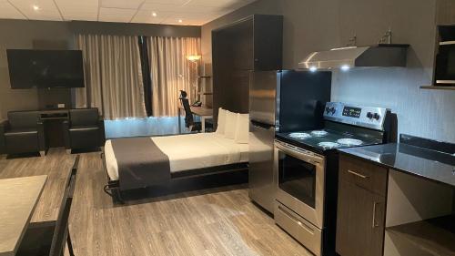 Ένα ή περισσότερα κρεβάτια σε δωμάτιο στο Hotel & Suites Le Dauphin Drummondville