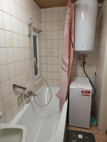 La salle de bains est pourvue d'un lavabo, de toilettes et d'une baignoire. dans l'établissement Mara, à Neuhaus an der Pegnitz