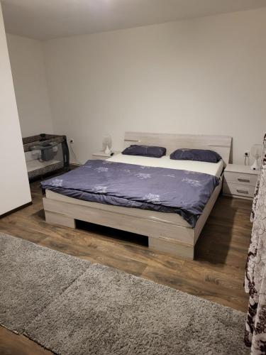 - une chambre avec un lit dans une pièce dotée d'un tapis dans l'établissement Mara, à Neuhaus an der Pegnitz